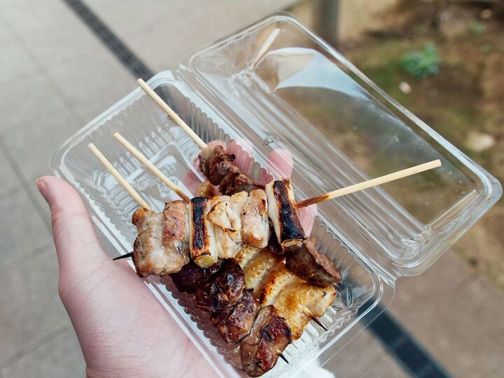 スーパーの焼き鳥が「お店の味」に復活!?レンジで温めるときにコツがある→ラップは使いません!