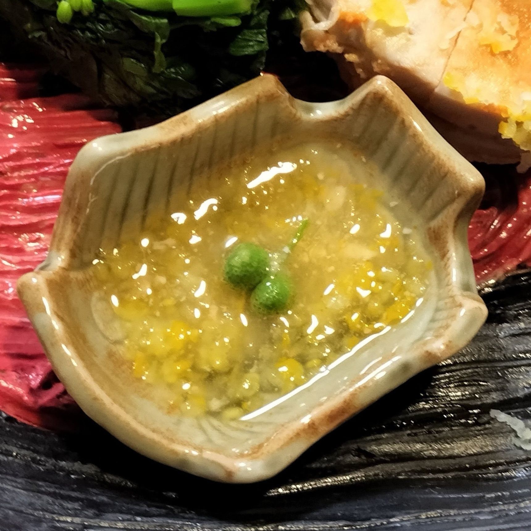 4、各自、手順2のお酢の中に、手順3のあん肝の上に乗せた柚子の皮と粒山椒を入れて、即席ポン酢の完成！