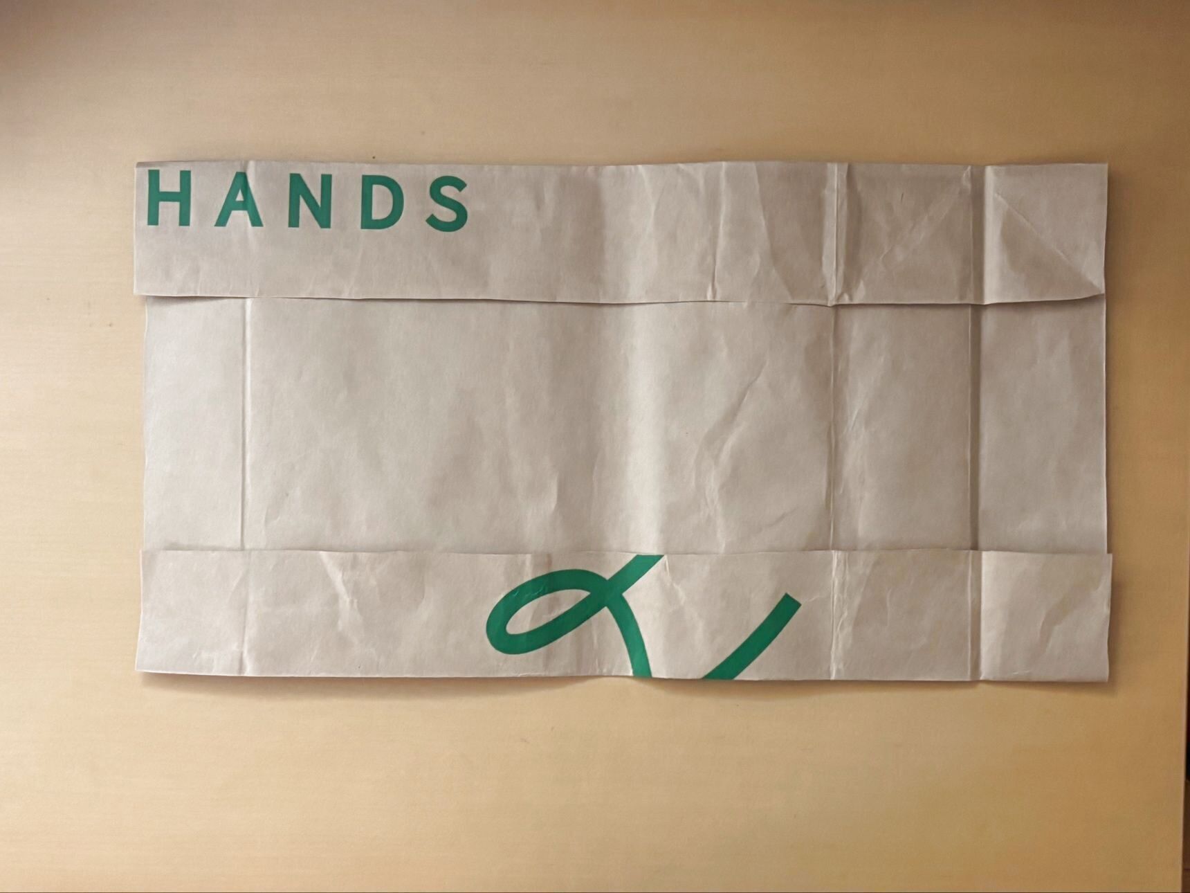 手順2：紙袋を開き、本のサイズに合わせる