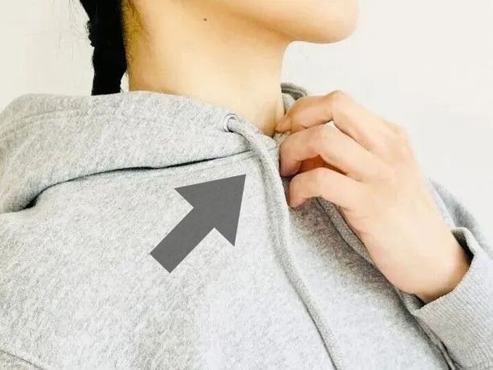 「パーカーの首が苦しい…」を一発で解決!一日中直さなくてOK&小顔見えも叶う『フードの整え方』