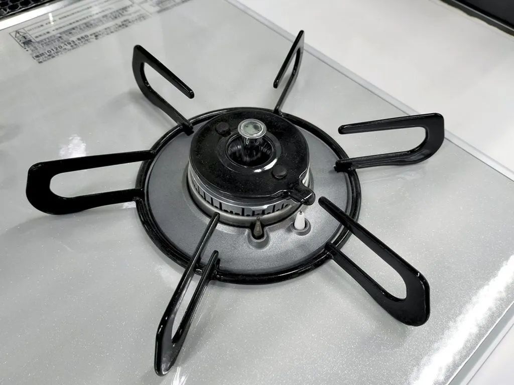 五徳の〈ベタベタ油汚れ〉に効果バツグン！つけ置きは必要なし→速攻ピカピカになるアイテムとは♡