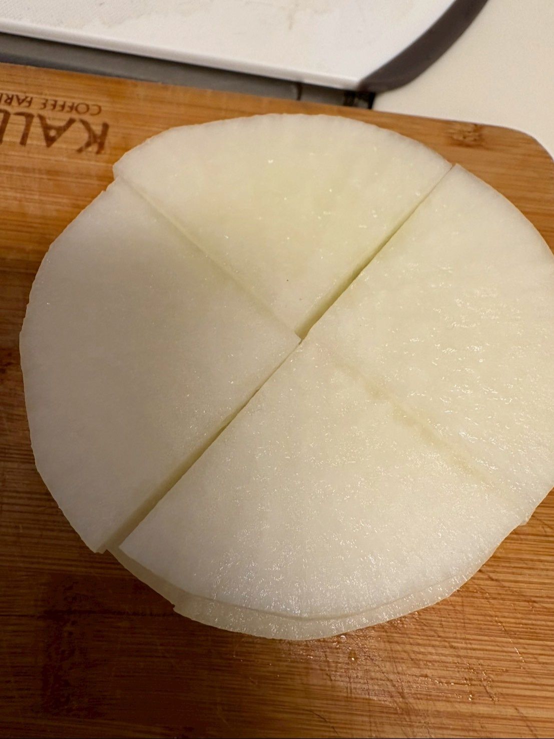 大根は皮を剥き1～2㎝厚さの輪切り、大きかったので1/4にしました。