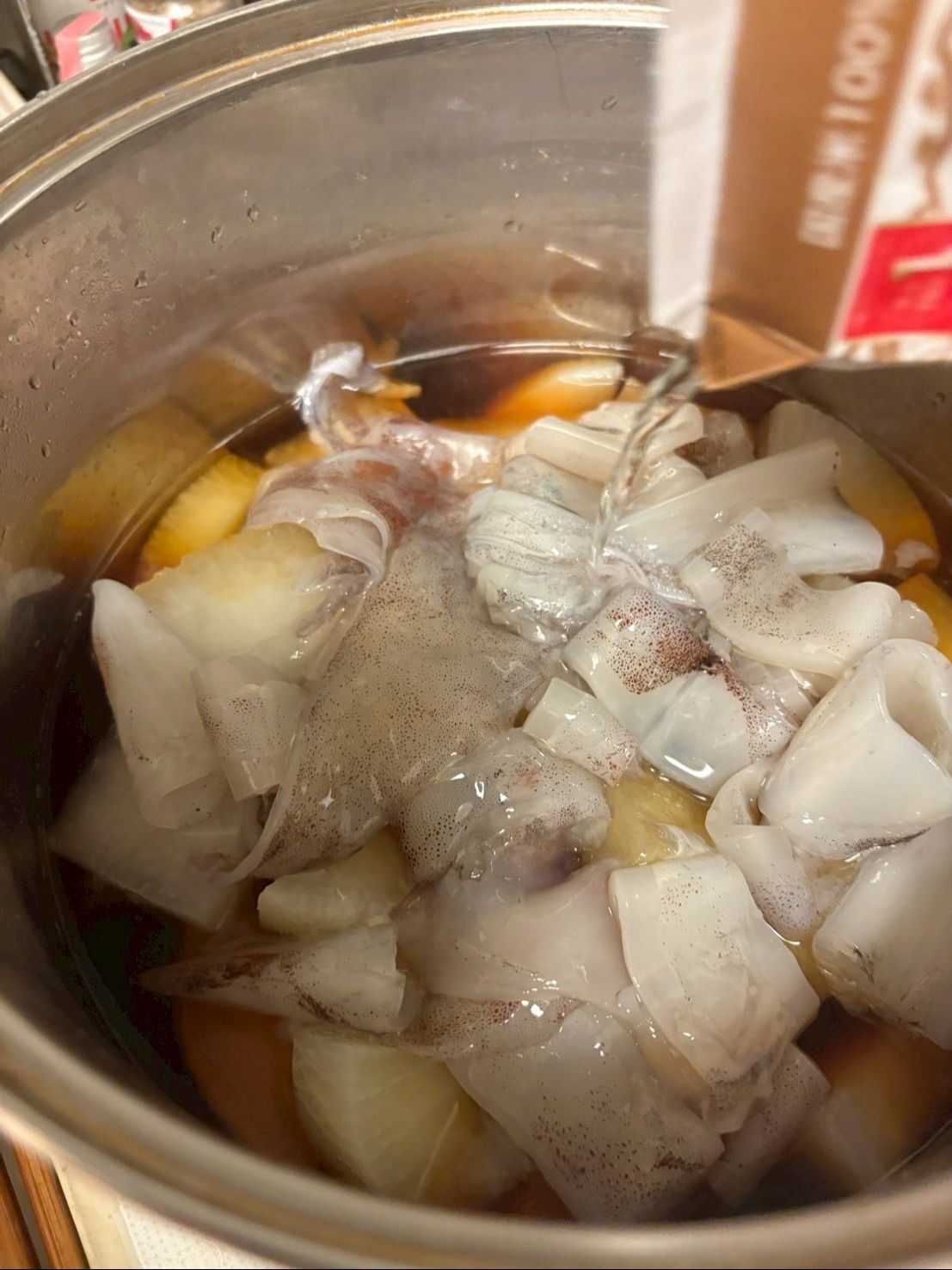 ヤリイカは大根の上に乗せ、日本酒を少々かけてそのままかき混ぜないで煮ます。