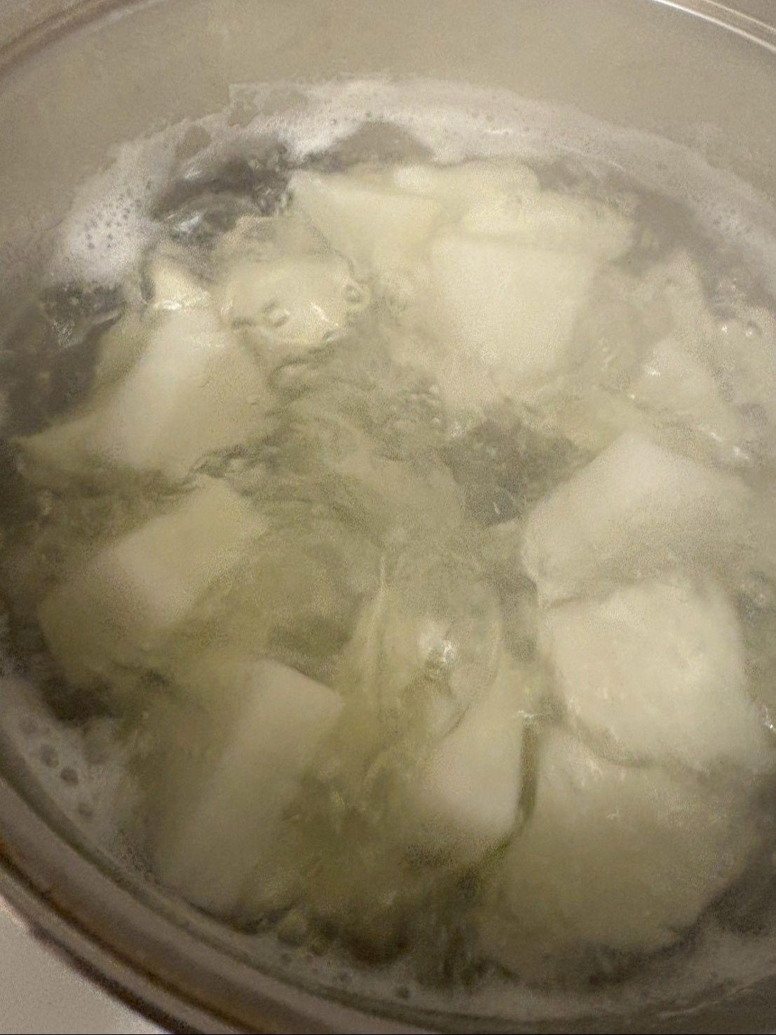 大根はさっと下茹でします。