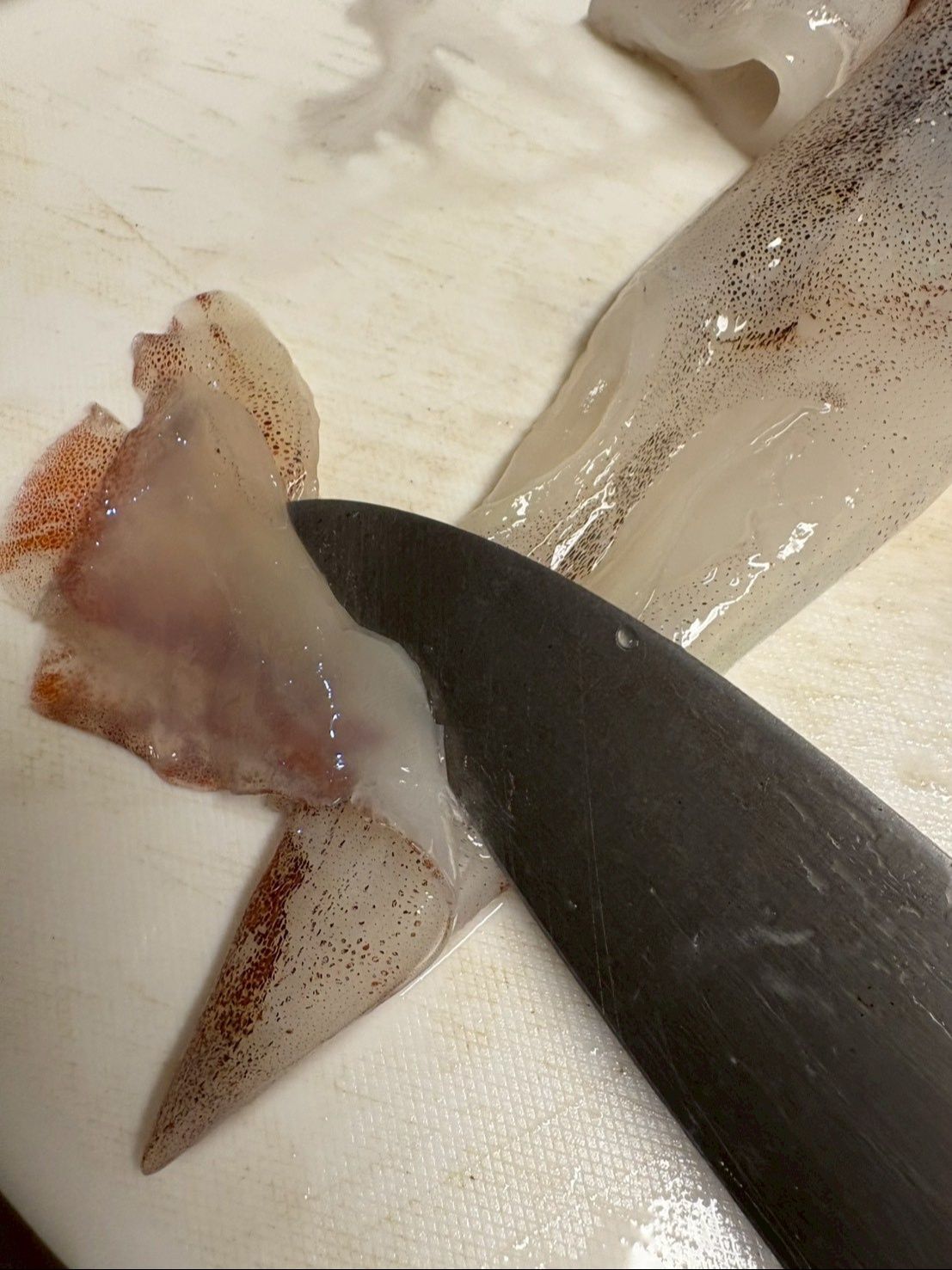 ヤリイカははらわたを抜いて、耳の部分を切り落とします。