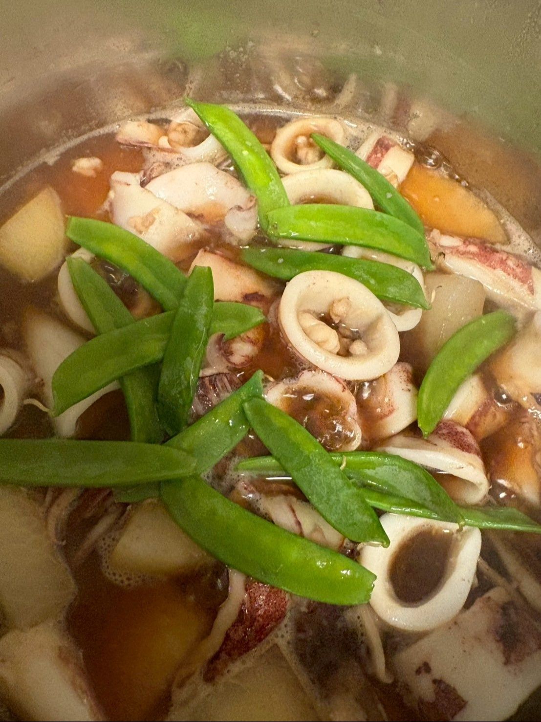 大根が飴色になって柔らかく煮えたら青味の絹さやを投入！