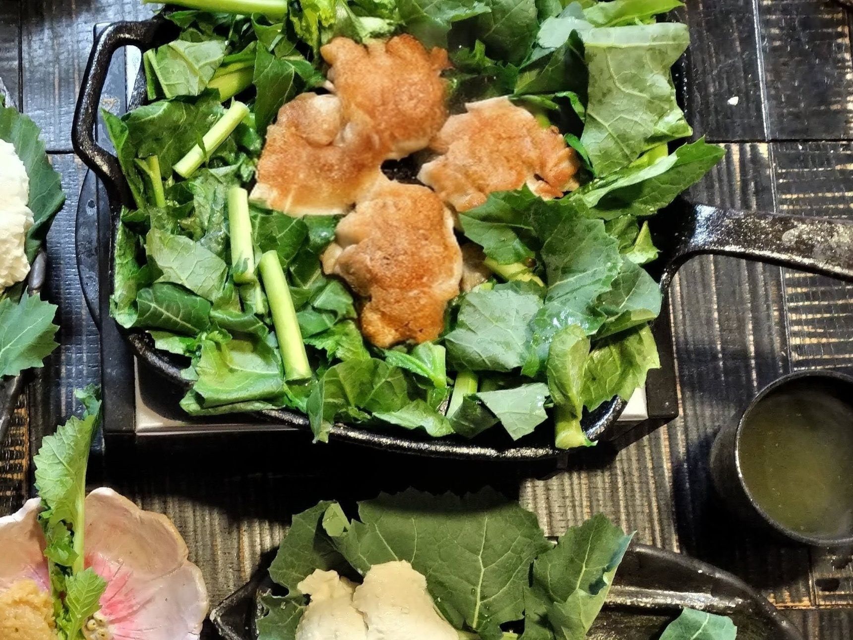 5．野良坊菜をザクザクと切り、フライパンに入れる→フライパンごと食卓のヒーターへ！