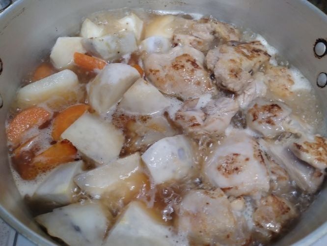 材料を合わせて煮る