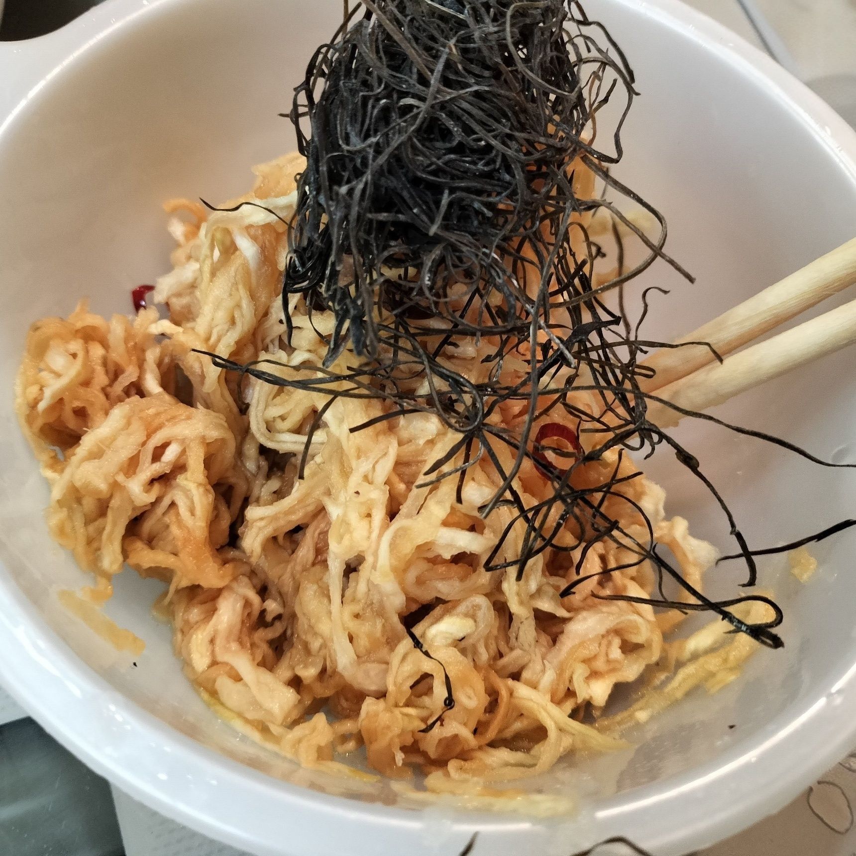 3.刻み昆布を加えて混ぜる→30分程味を馴染ませる