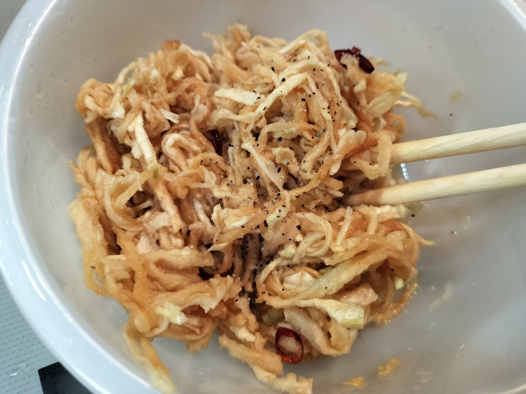 2.ボウルに、手順1の切り干し大根と材料●を入れて混ぜる（調味料は全て切り干し大根が吸います）