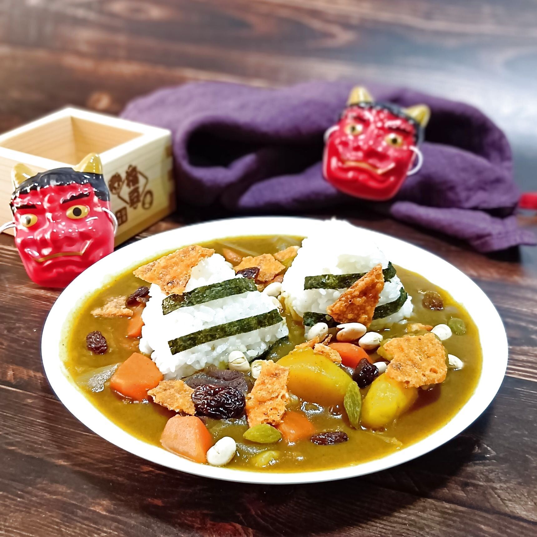 【節分レシピ】鬼のツノおにぎり×スパイシー揚げ菓子で作る簡単ワクワクカレー