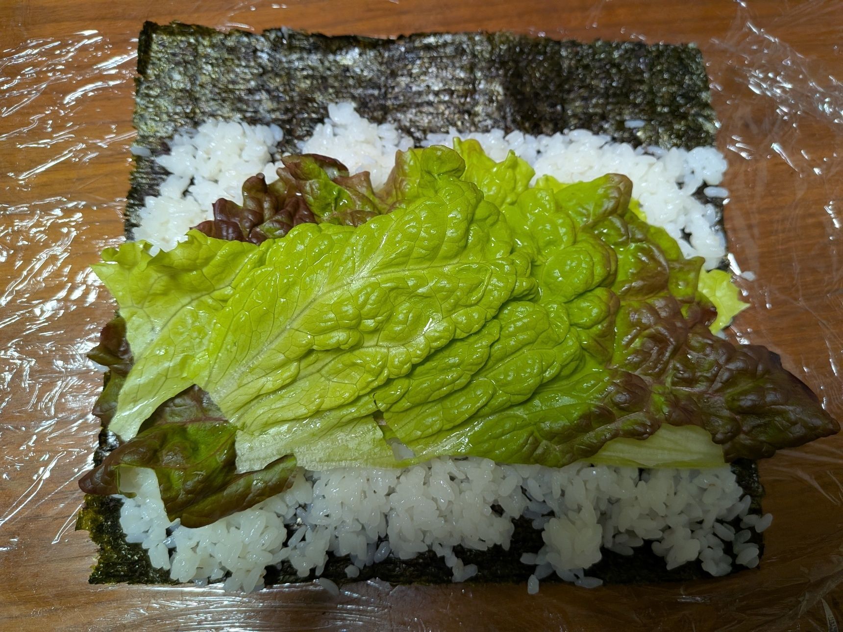 4. サニーレタスをちぎってのせる。