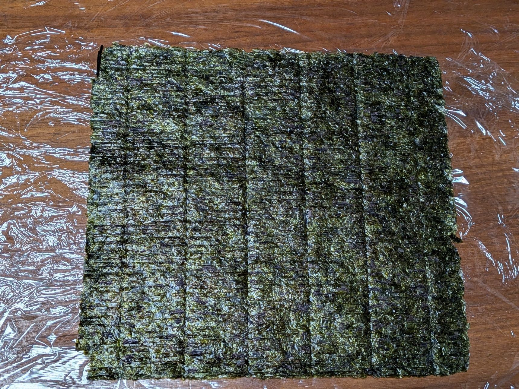2. ラップを敷いたところに海苔をおく。