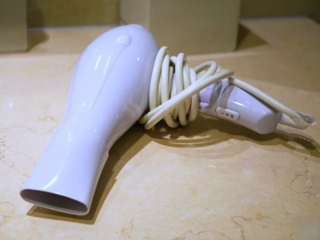 ドライヤーのコードぐるぐる巻きにしちゃダメ！やりがちだけど、実は危険。安全に収納するには？