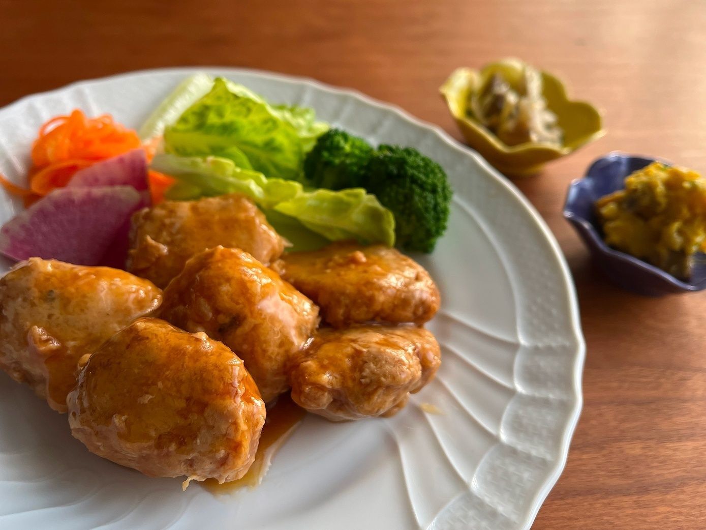 お料理が映えて食卓になじむ器とは?