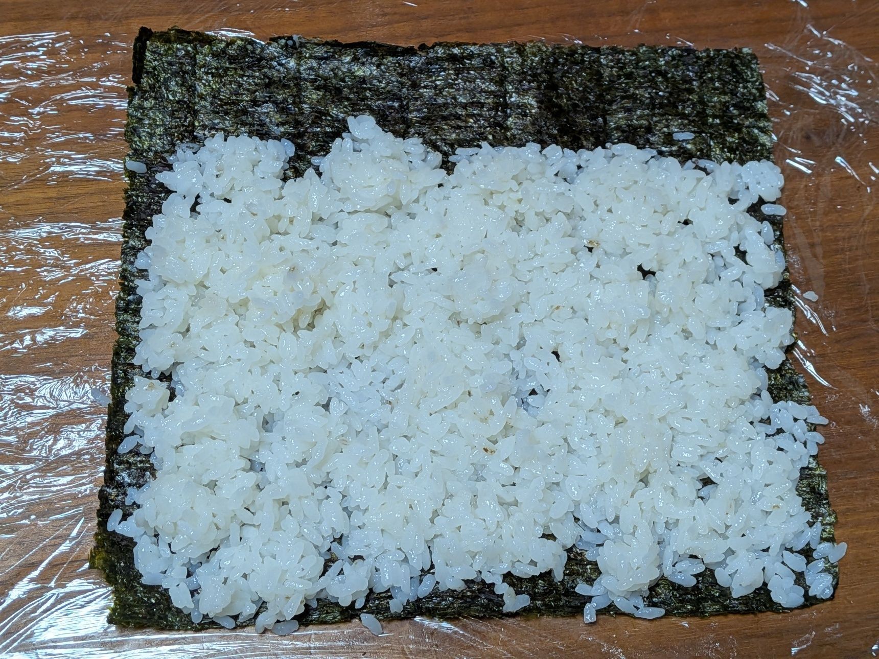 3. 酢飯を広げる。奥2cmほどあけておく。