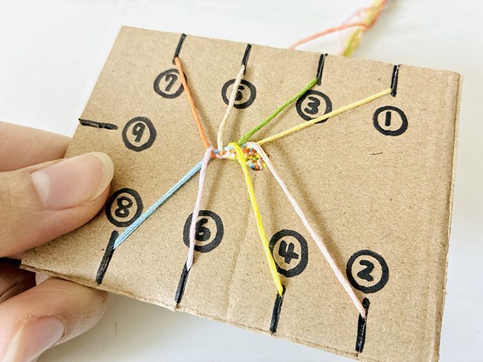 段ボールの端っこで『ミサンガ織り機』ができちゃった♡サクサク作れて楽しい～！