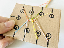 段ボールの端っこで『ミサンガ織り機』ができちゃった♡サクサク作れて楽しい～！