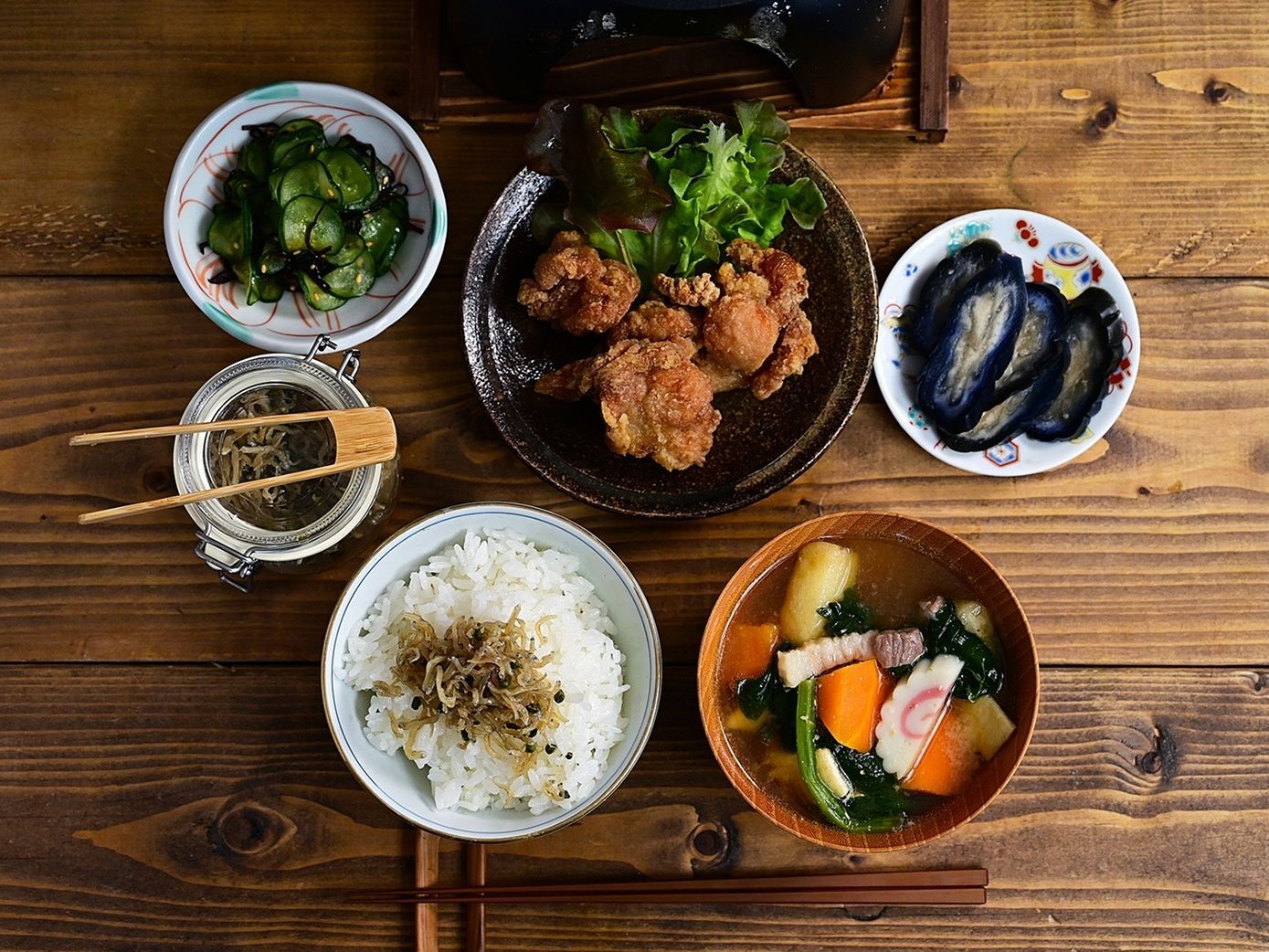 異なる素材やアクセントになる器を生かす