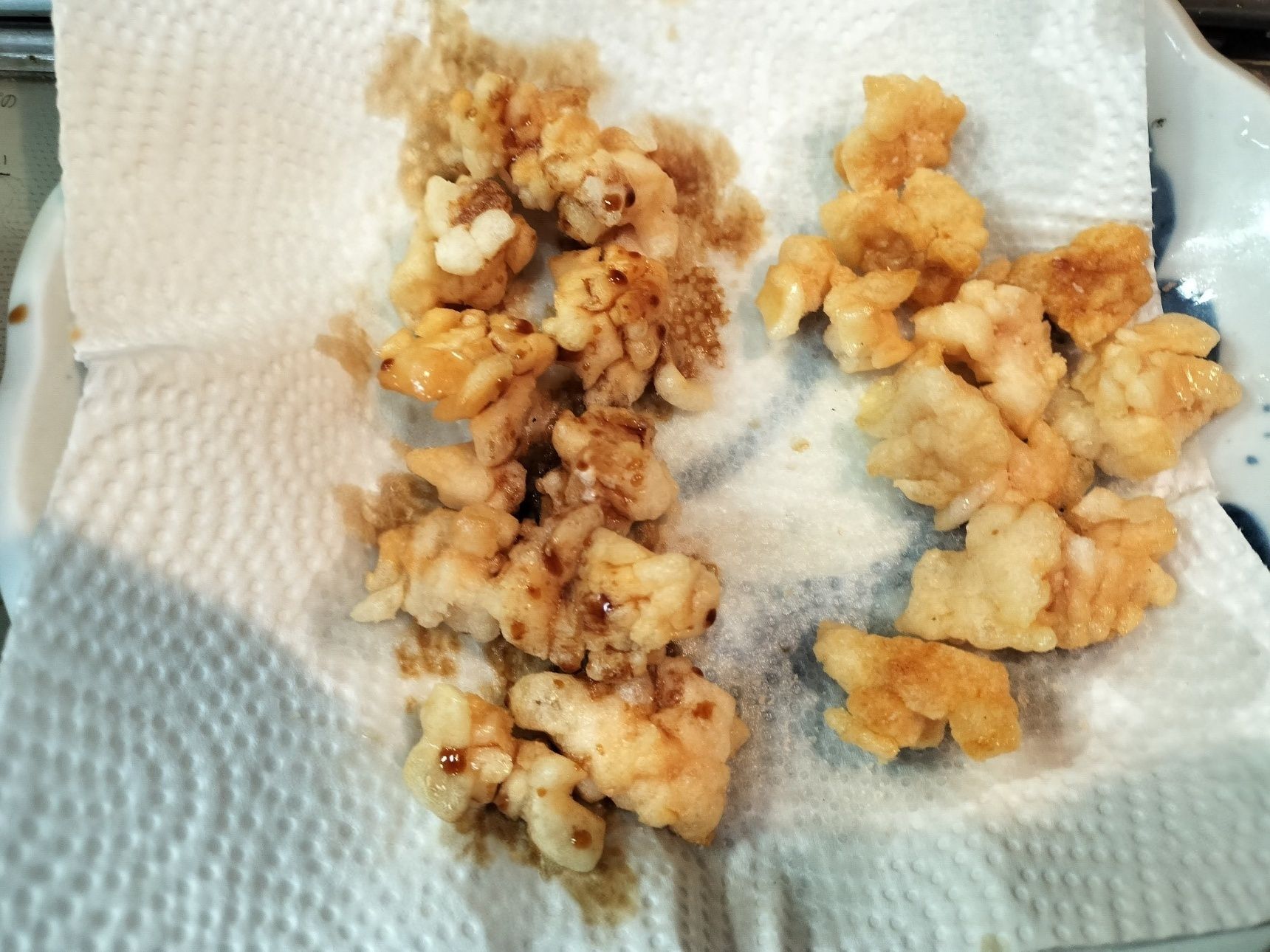 2、キッキンペーパーの上にのせ、軽く油をきる→熱いうちに、天然塩又は醤油をかける