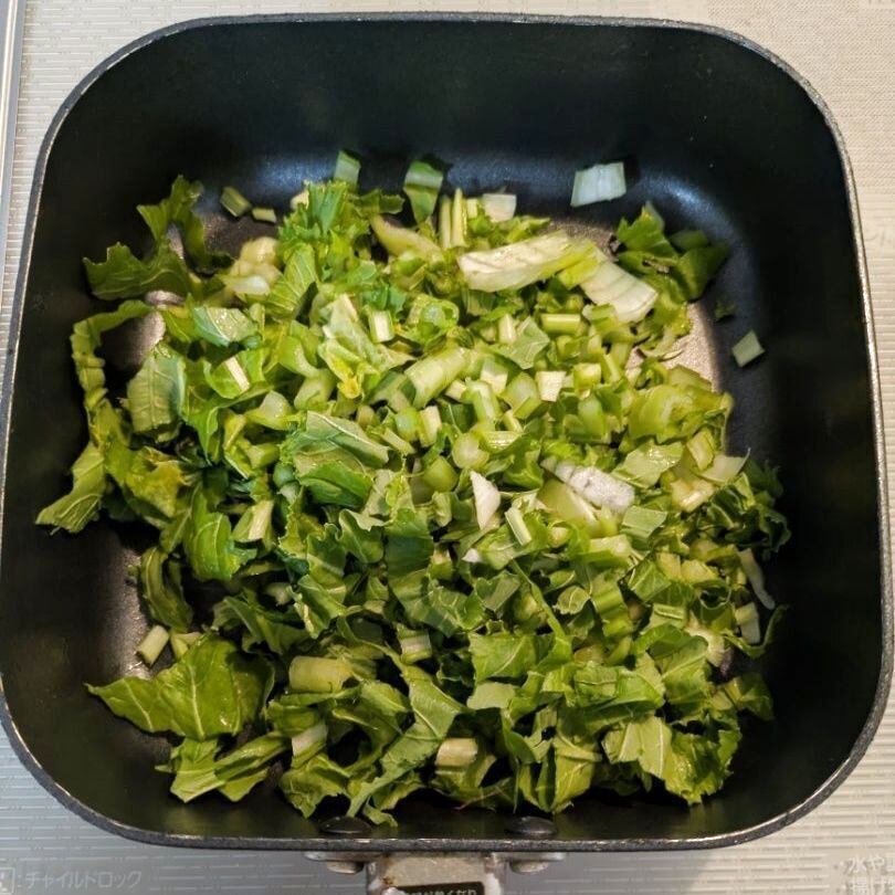 カブの葉を切って炒める