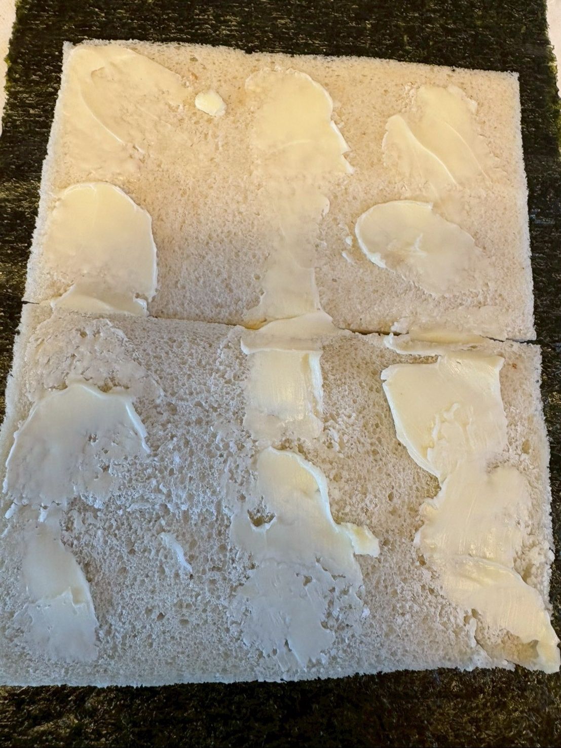 耳を落とした食パンを2枚乗せてバターを塗ります