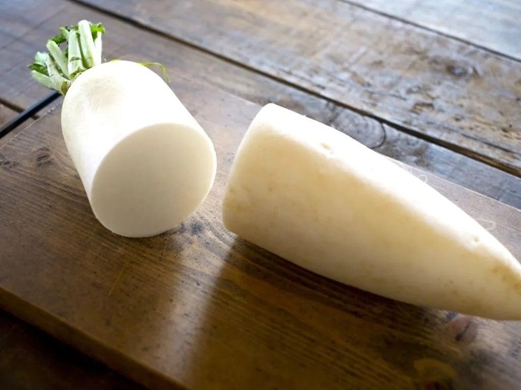 包丁を使わずに『大根』の皮をむく裏ワザ。慣れれば簡単＆便利かも…！【検証してみた】