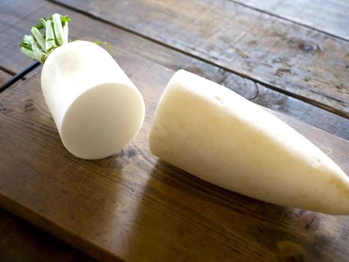 包丁を使わずに『大根』の皮をむく裏ワザ。慣れれば簡単&便利かも…!【検証してみた】