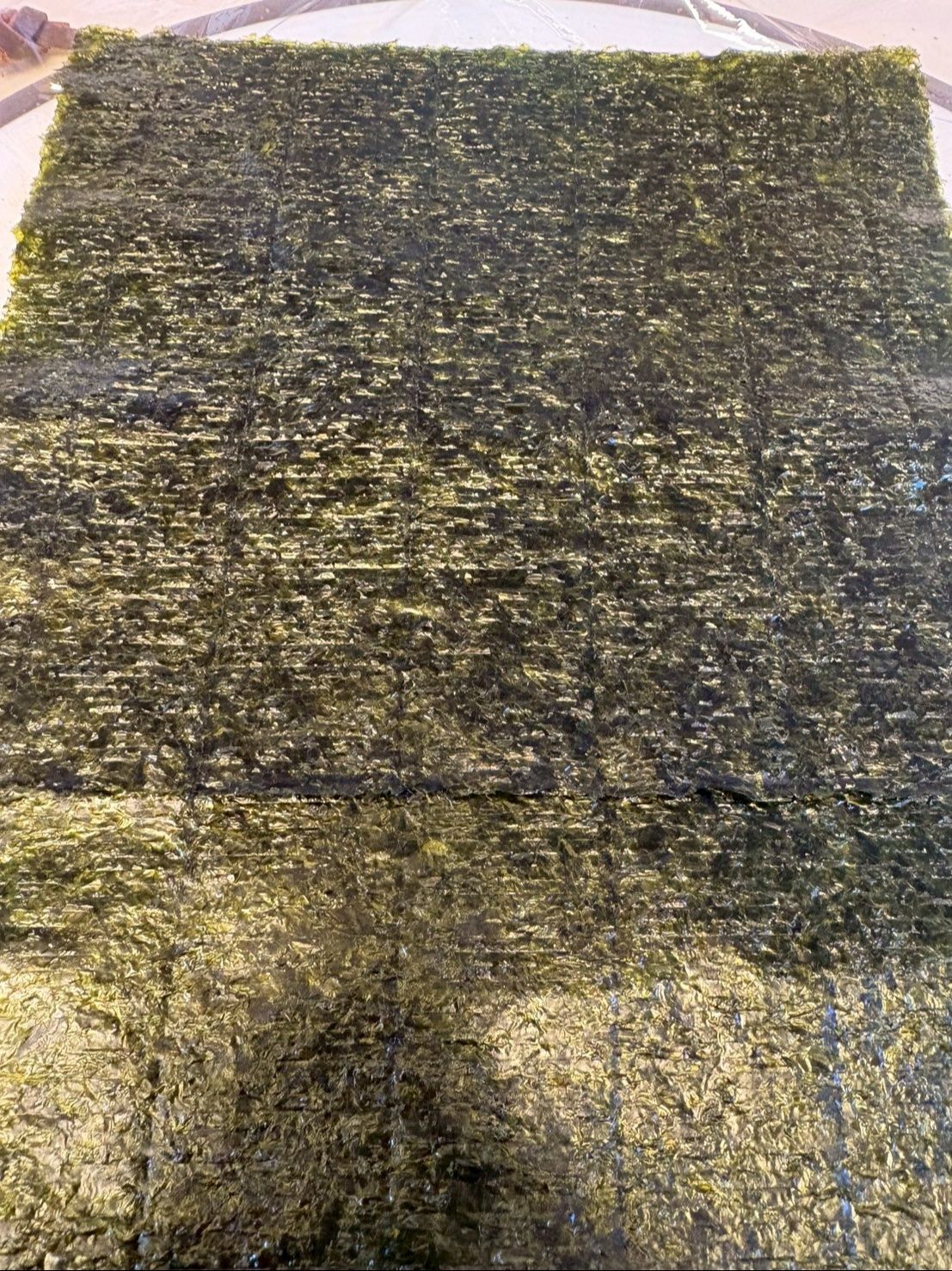 ラップを縦に長く敷いて、焼きのりも縦にのせます