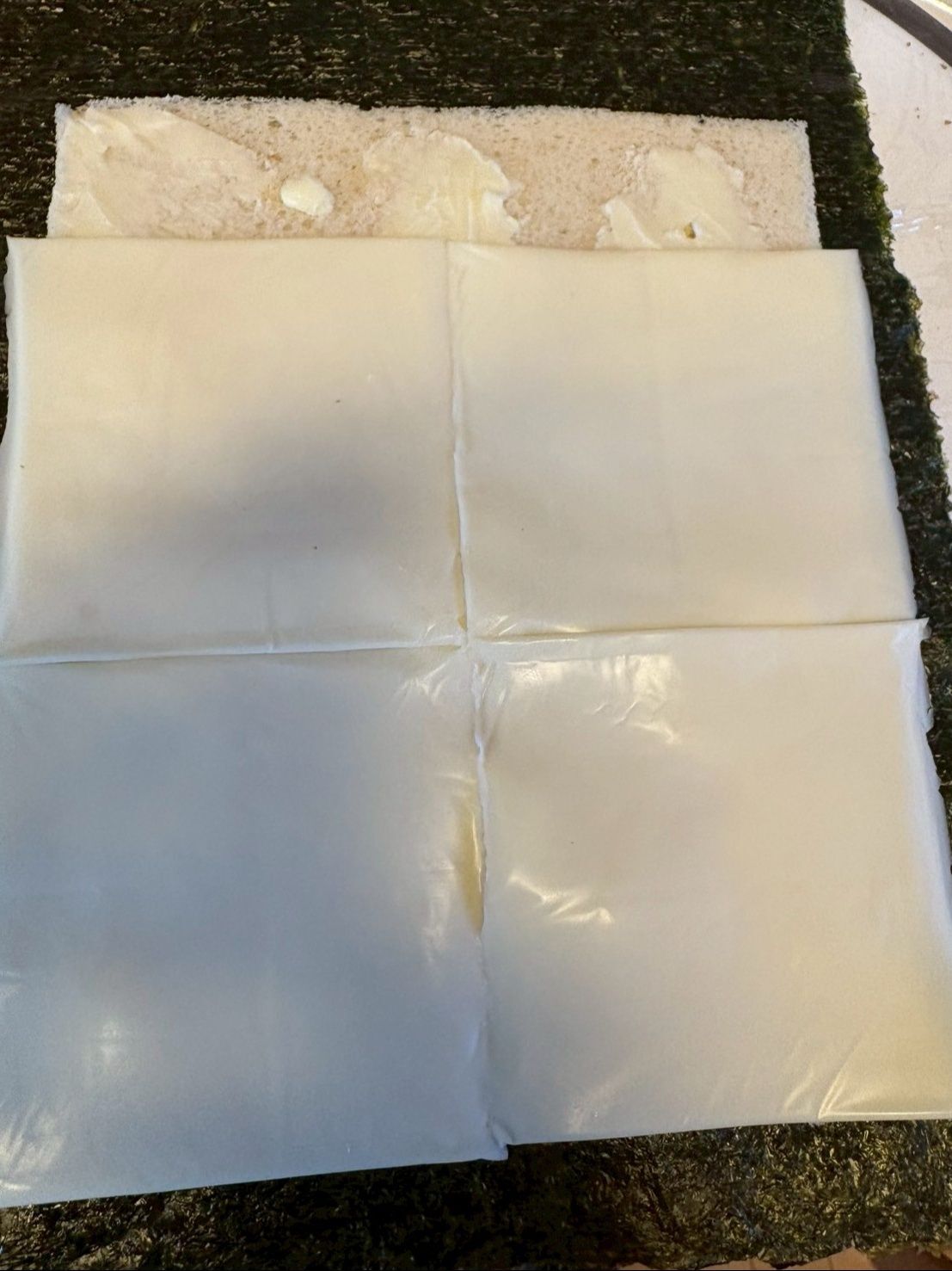 スライスチーズを4枚、中央合わせでのせます