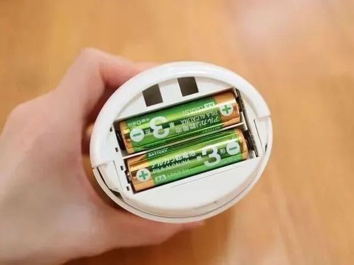 「この電池、まだ使える?」→3センチ上から落としてみて!残量が一発でわかる裏ワザ。