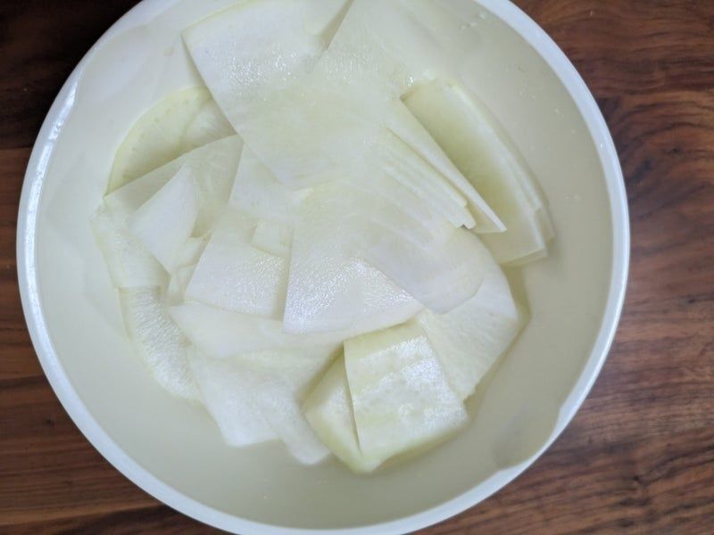 スライサーでスライスし塩もみする。