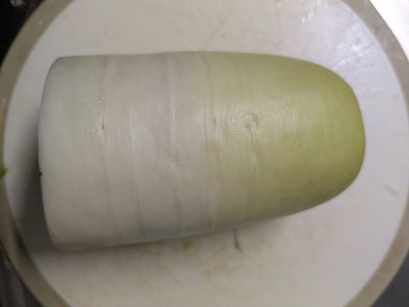 大根の皮をむく。