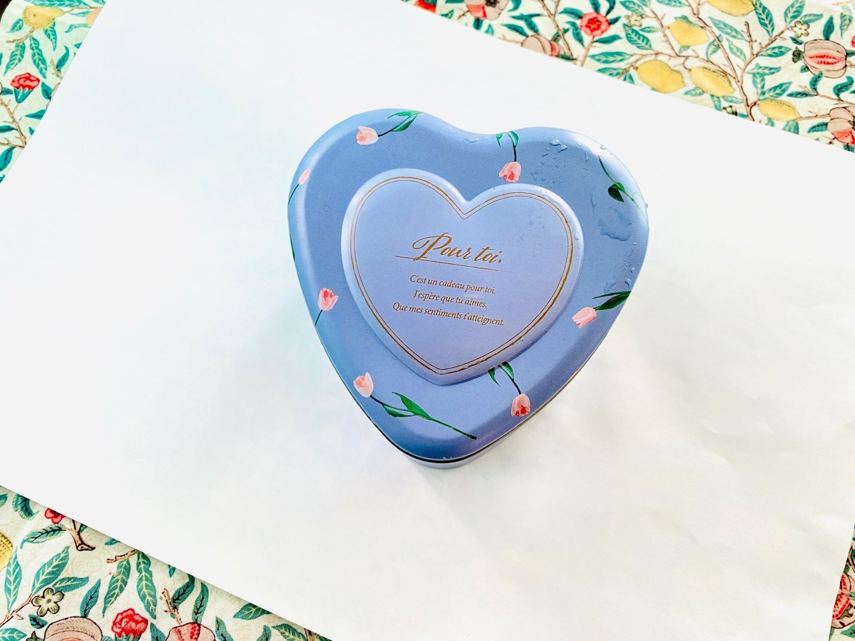 バレンタインデーには上品で素敵なハートのギフト缶