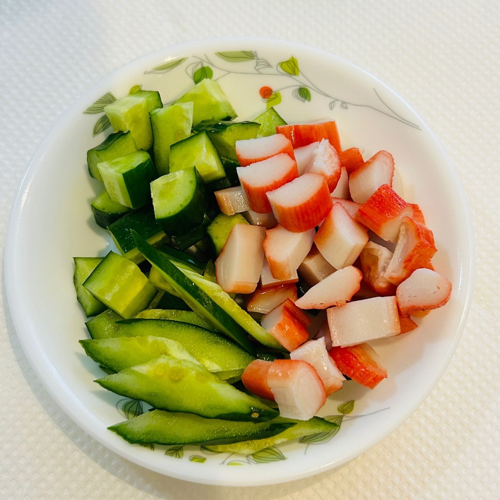 ②きゅうりとカニカマを切ります