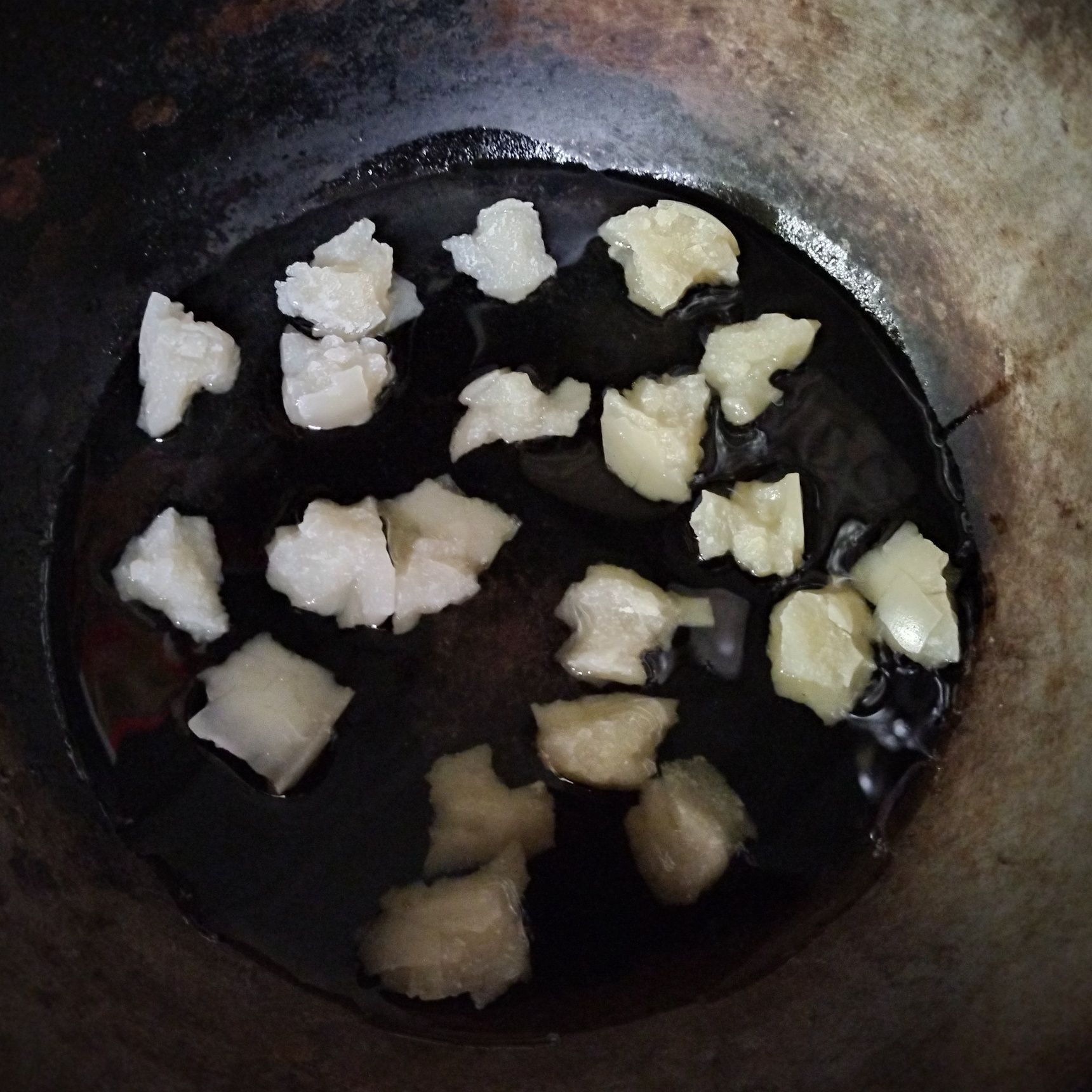 1、鉄フライパンに、キャノーラ油とごま油を入れる→しっかり乾燥させた餅を入れる→弱火〜中火でじっくりと揚げる　※均一に火が通るように、途中で鍋を揺する