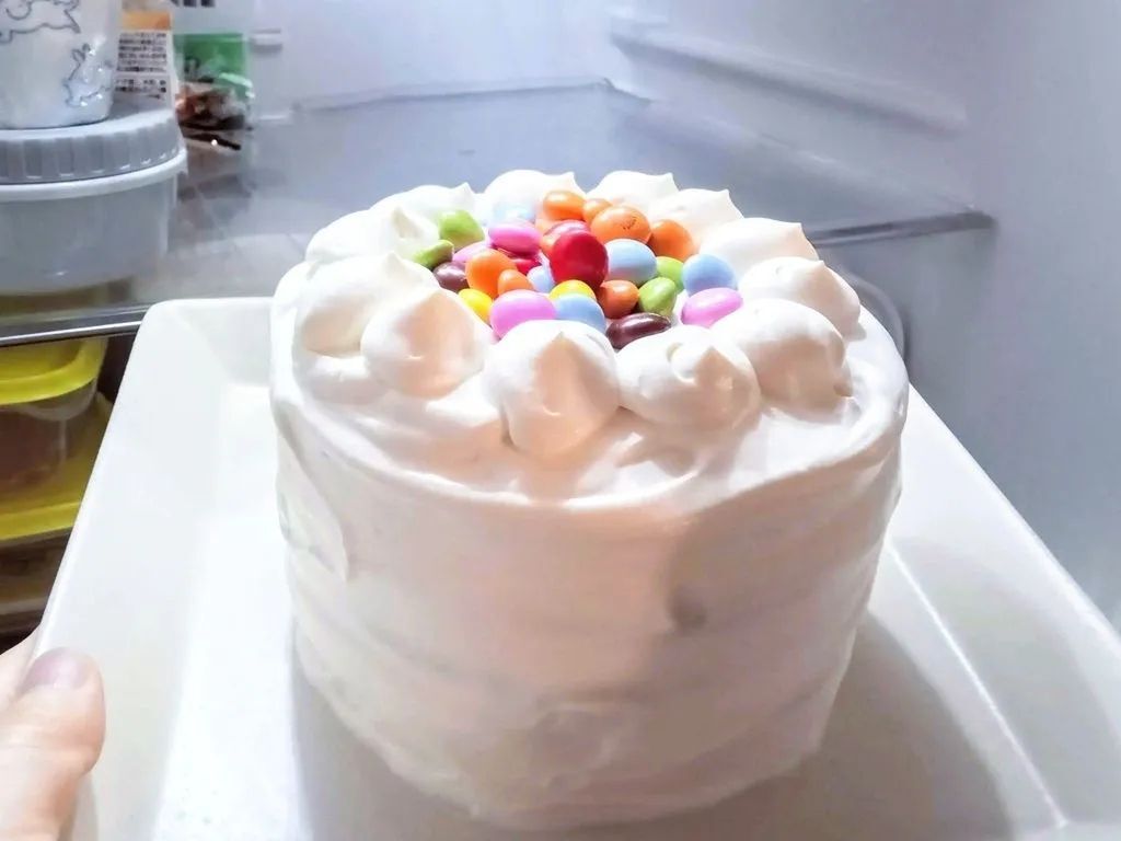 箱がなくても崩れない！手作りケーキをきれいに保管する裏ワザ。「天才の発想！」「見た目ジワる（笑）」