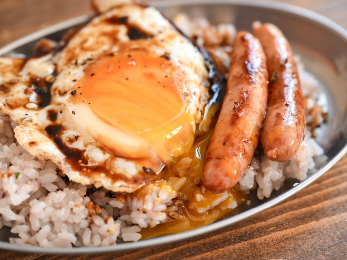 悪魔級のおいしさ！ソーセージと目玉焼きのガリバタソースがけ丼