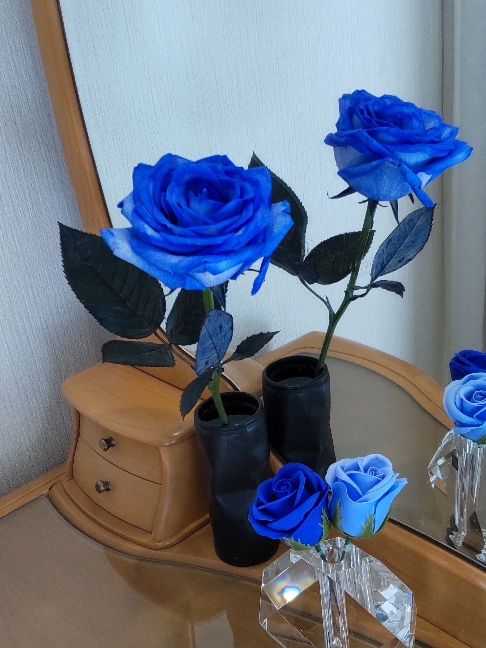 青い薔薇があったらもっと嬉しいなと思います。 花言葉は「ミラクル」「夢叶う」「奇跡」などで、 飾るだけでちょっと特別な気分になりますよね