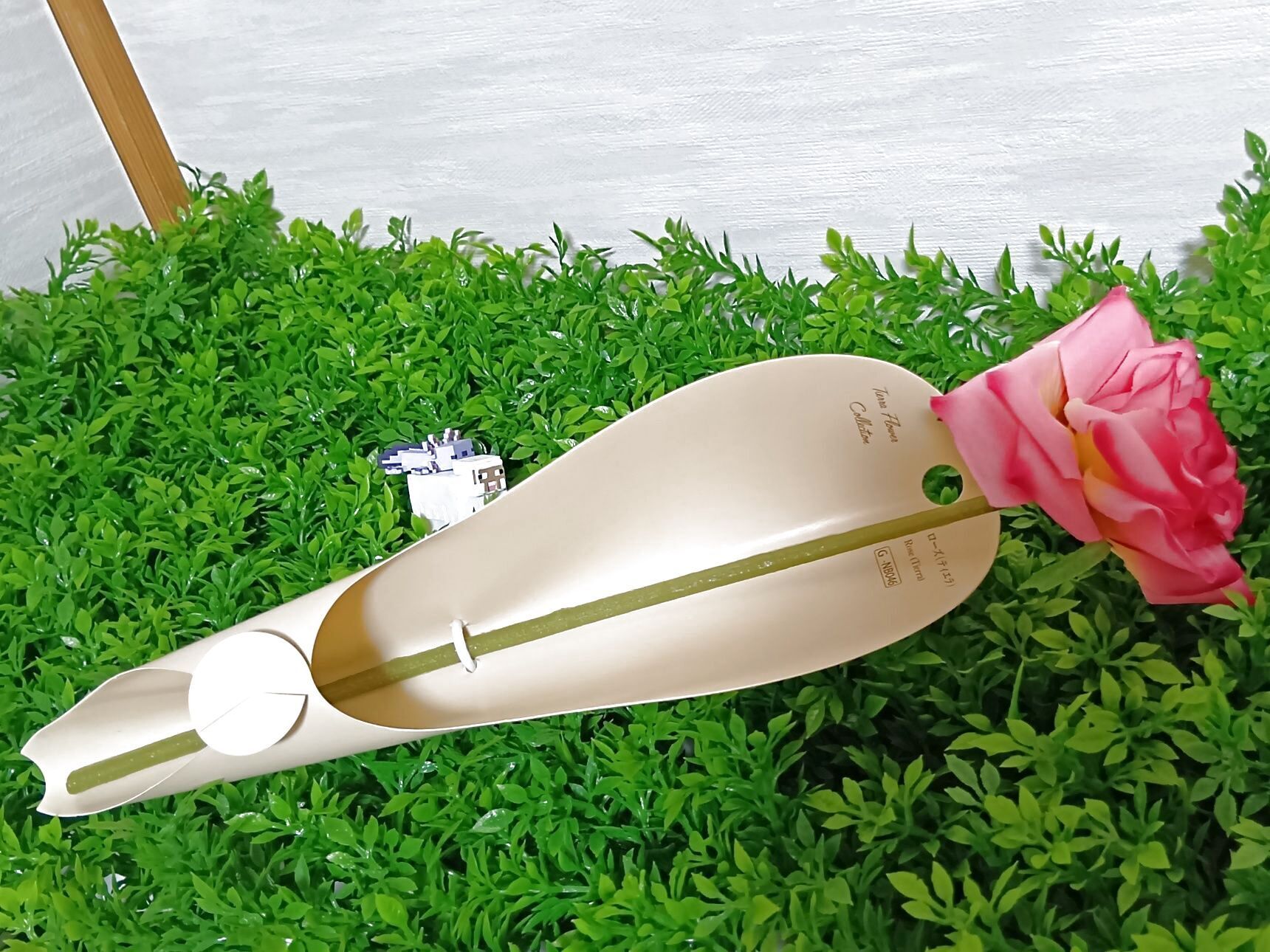 こちらはダイソーで110円（税込）で購入した造花の薔薇です