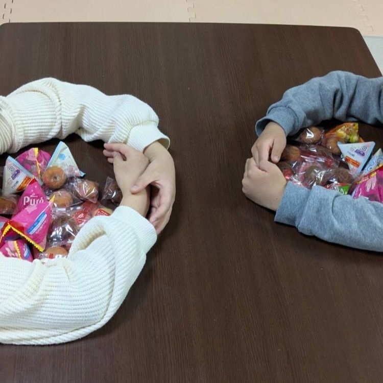 ＊去年の節分の写真があったのでのせました。お菓子をどれくらいとったか姉弟で勝負しています。