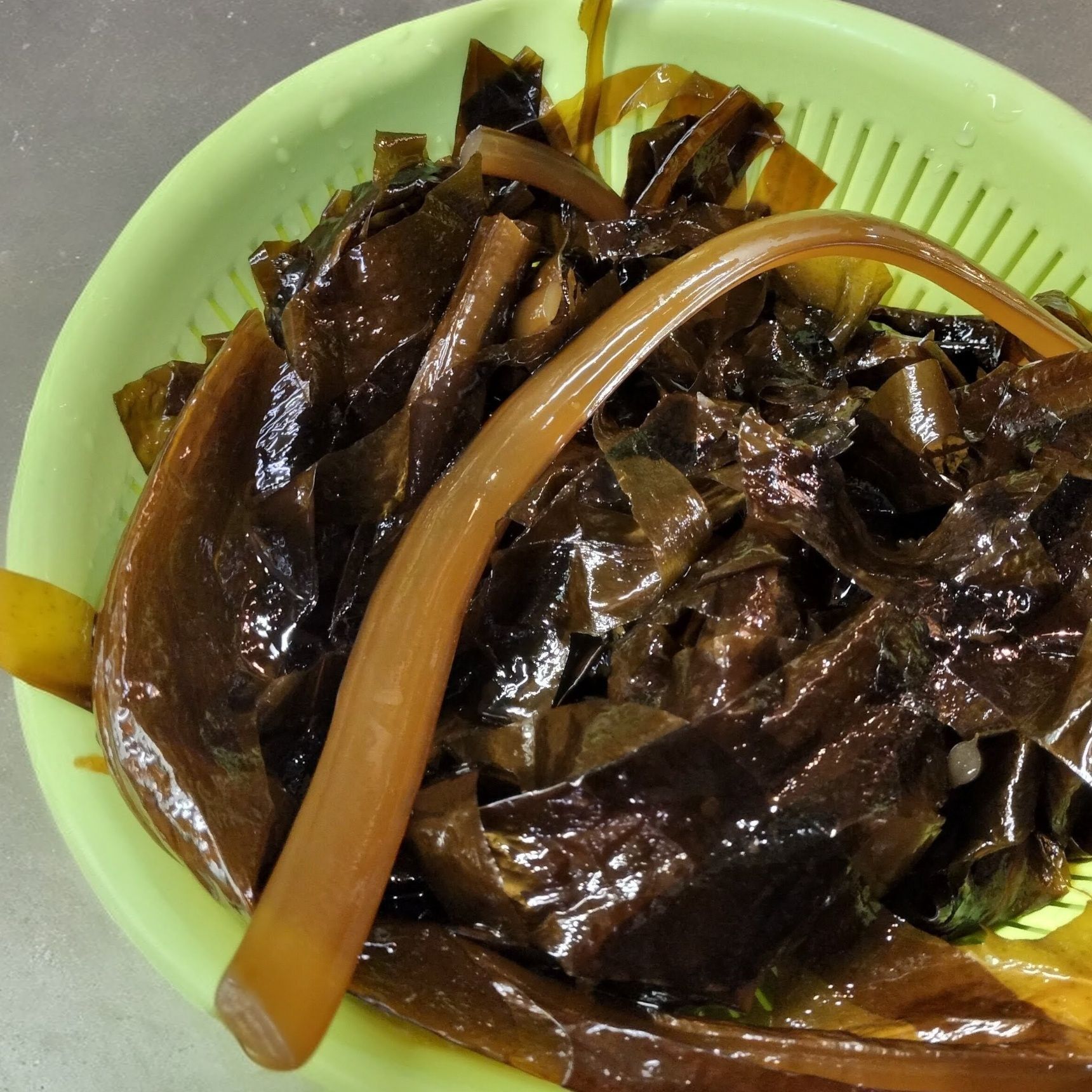 期間限定！鮮やかな緑色のワカメの刺身！風味と食感が違う！