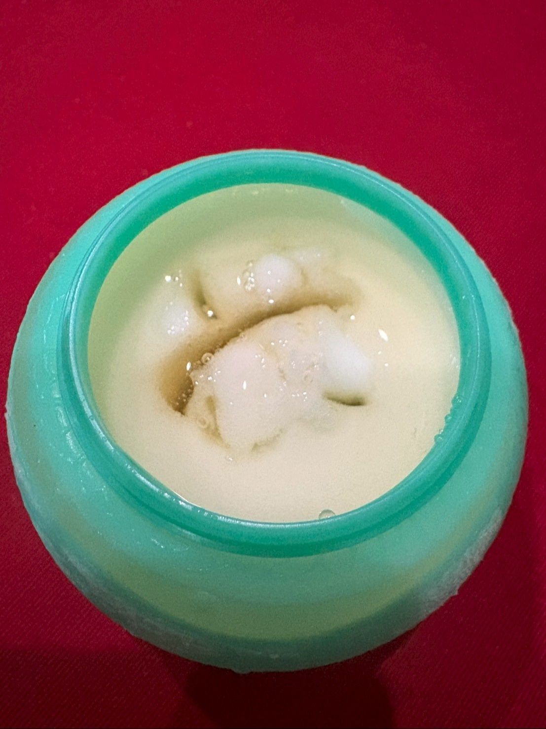 スプーンで底の方まで穴を開けてどぼどぼと入れてみた。