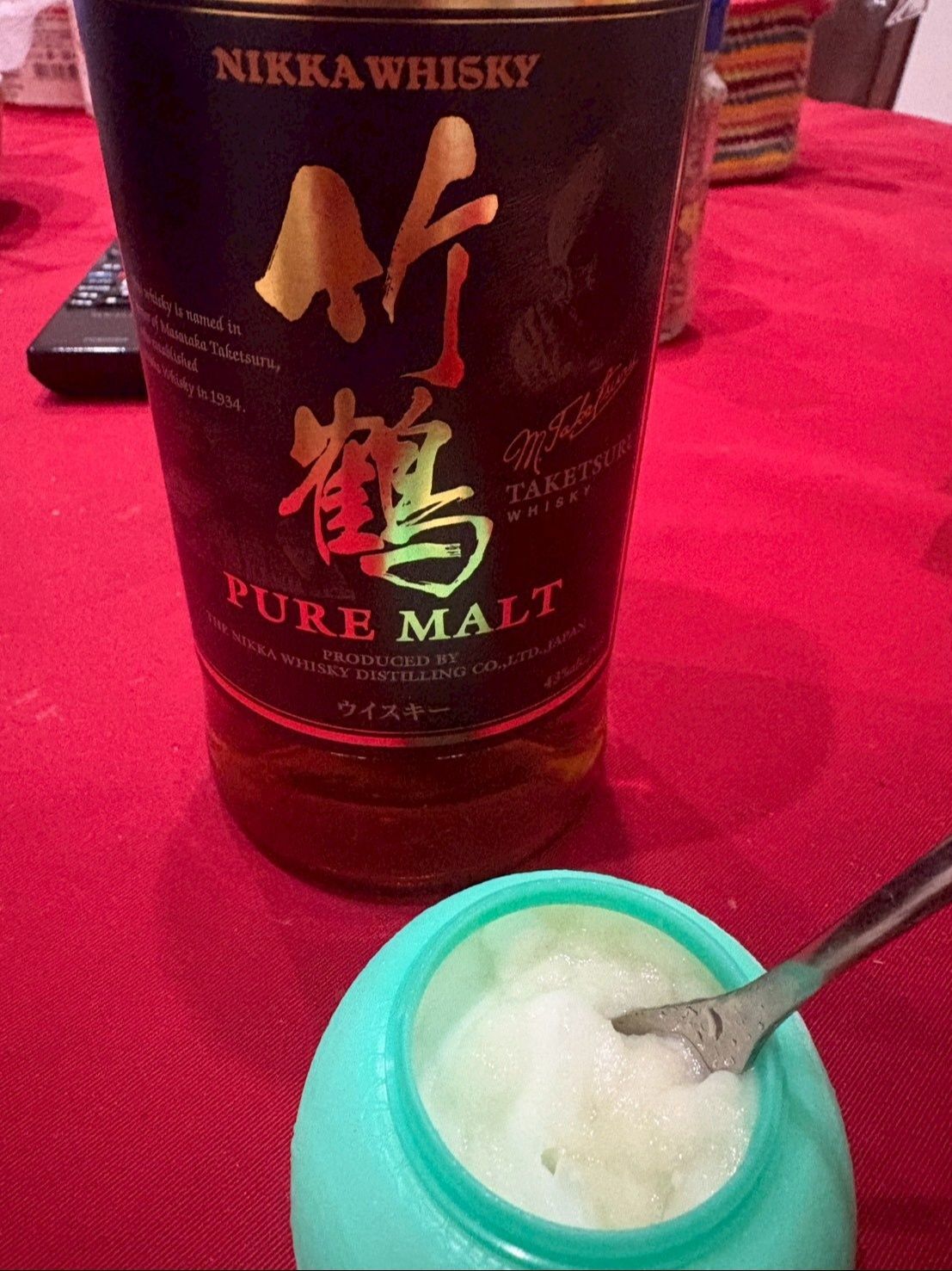 ニッカウヰスキーのそんなに高くない竹鶴を入れてみました。