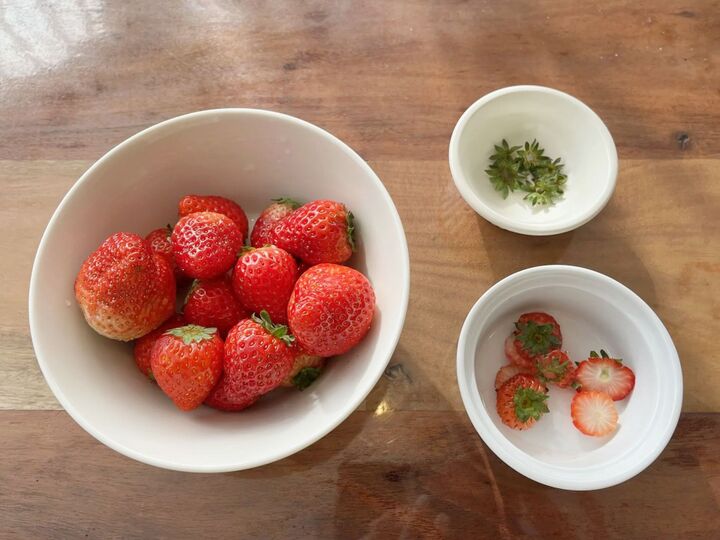 イチゴの『ヘタ』捨てないで。丸ごと食べちゃうのが大正解!?おいしく使い切る方法をチェック♪
