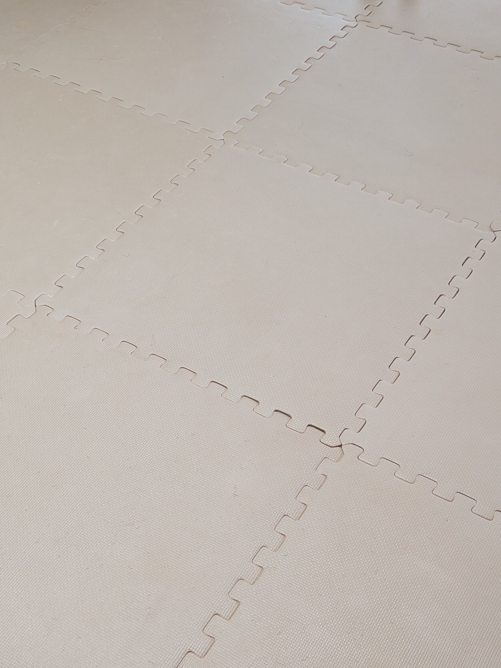 1．部屋のこたつや危ない物を片付ける。動き回れるスペースを確保。