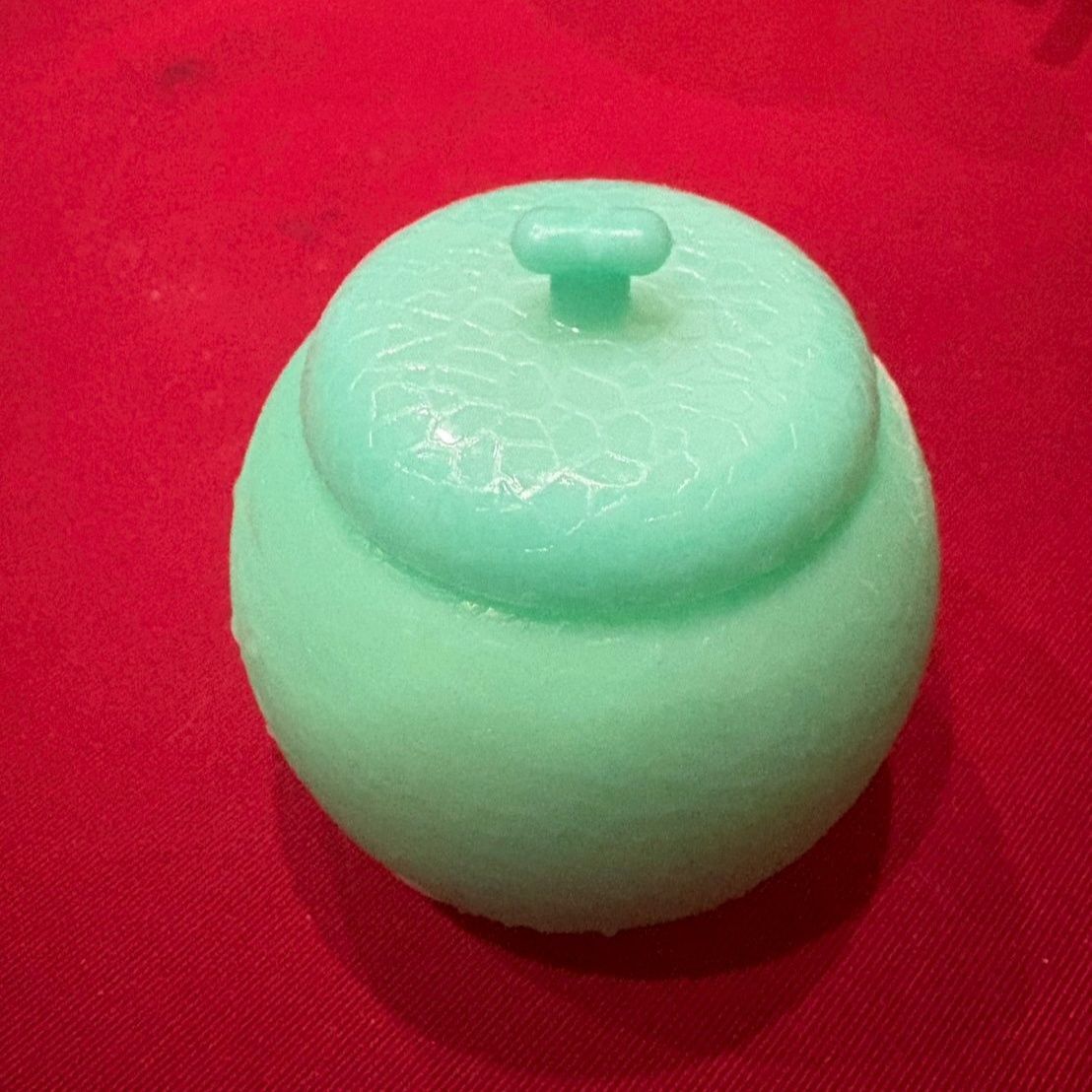 みなさんご存じ！メロン形の器に入ったメロンアイス！