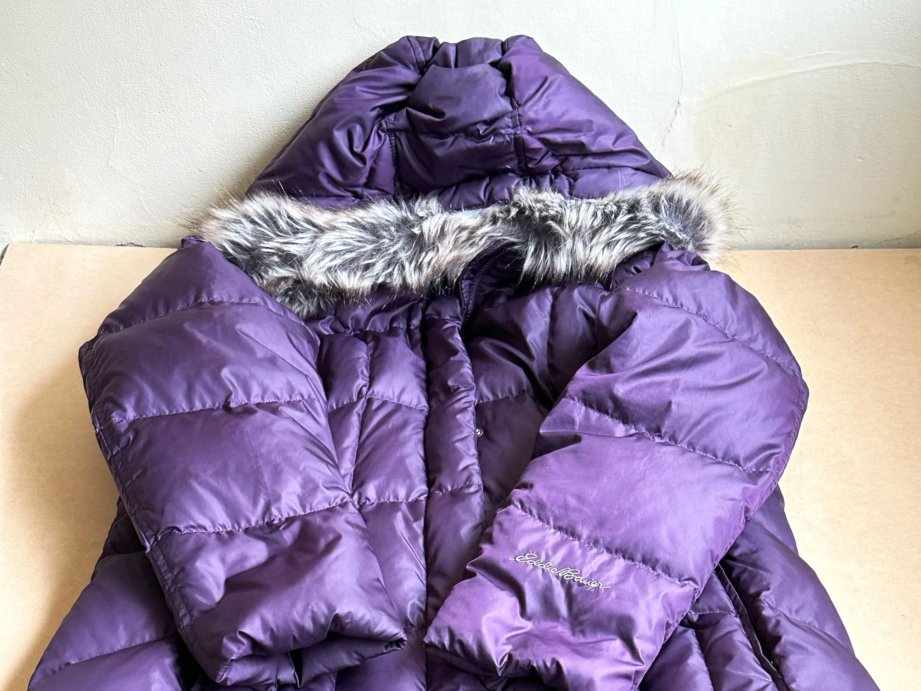 【ダウンジャケットを小さくたたむ方法】クッション代わりにもなる！旅行や帰省時に大活躍まちがいなし♪