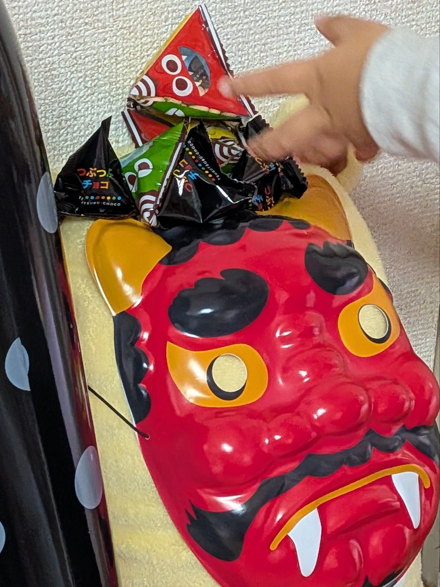 3．持っている落花生とお菓子を思いっきり鬼に投げる。鬼、逃げる。