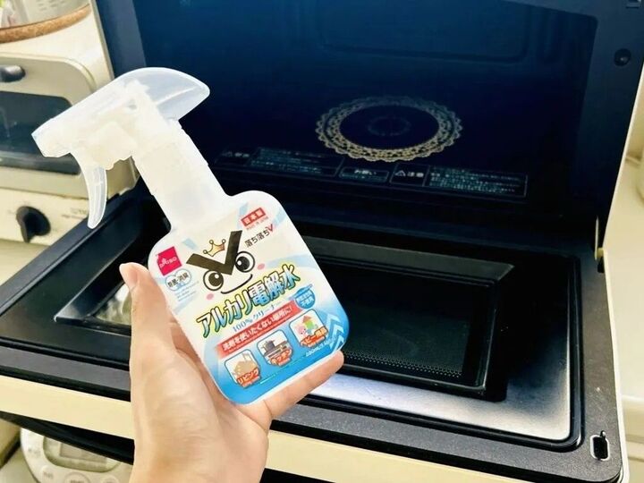 9年モノの油汚れもスッキリきれいに!『アルカリ電解水』を使った驚きの裏ワザ、試してみた!